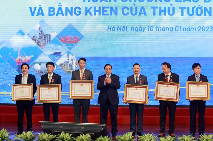Lãnh đạo PVEP vinh dự đón nhận Huân chương Lao động và Bằng khen của Thủ tướng Chính phủ