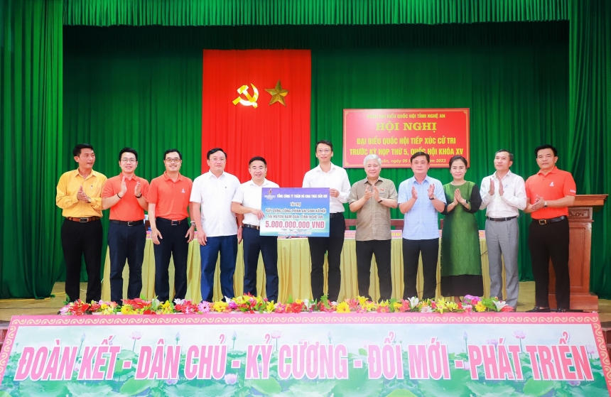 PVEP phát động trồng cây xanh và trao tài trợ an sinh xã hội tại tỉnh Nghệ An