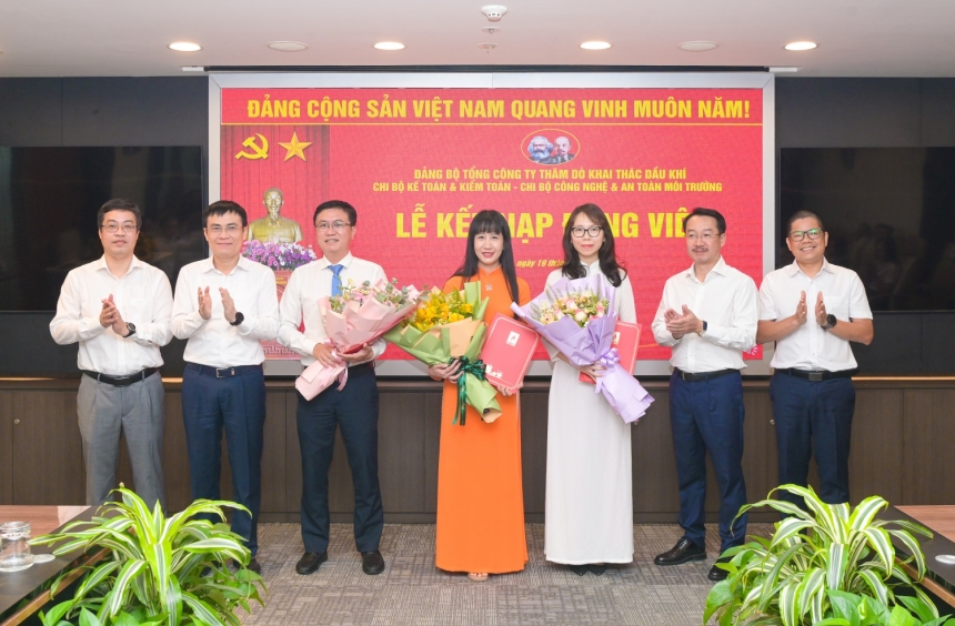 Kỷ niệm 135 năm Ngày sinh của Chủ tịch Hồ Chí Minh (19/5/1890 - 19/5/2025) - Đảng ủy PVEP kết nạp đảng viên mới: Phát huy tinh thần tiên phong, gương mẫu, sẵn sàng cống hiến