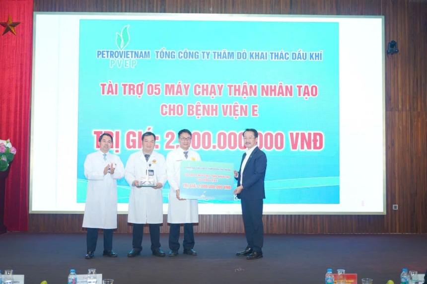 PVEP tham dự Lễ kỷ niệm 71 năm Ngày Thầy thuốc Việt Nam và trao tặng máy chạy thận nhân tạo cho Bệnh viện E