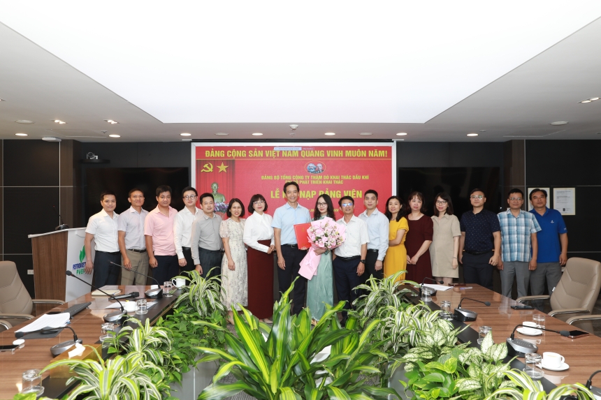 Chi bộ PTKT PVEP kết nạp đảng viên mới: tăng cường đội ngũ kế cận, đảm bảo tính kế thừa cho giai đoạn phát triển mới